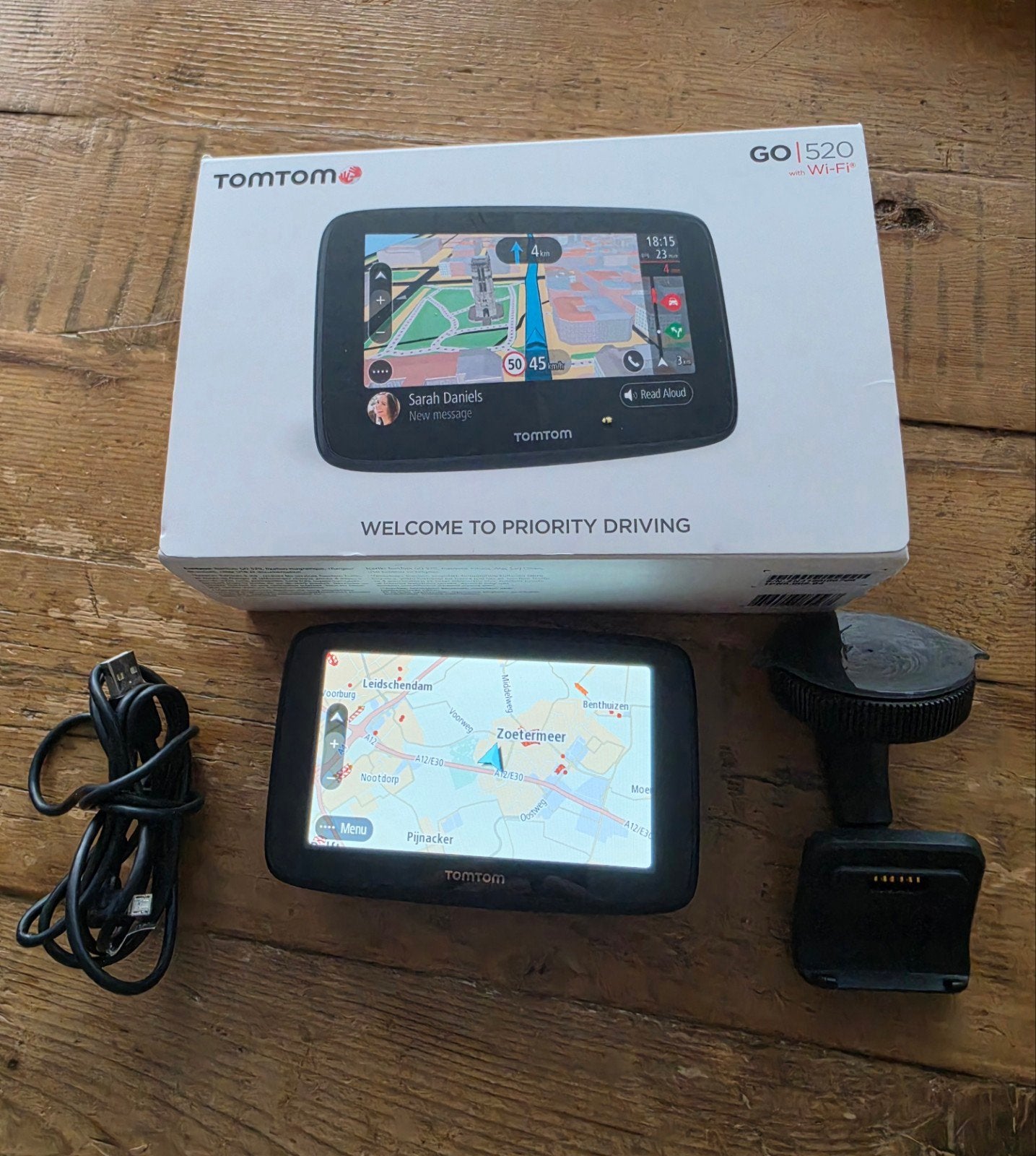 TomTom GO 520 navigatiesysteem in goede staat., Ophalen of Verzenden, Zo goed als nieuw