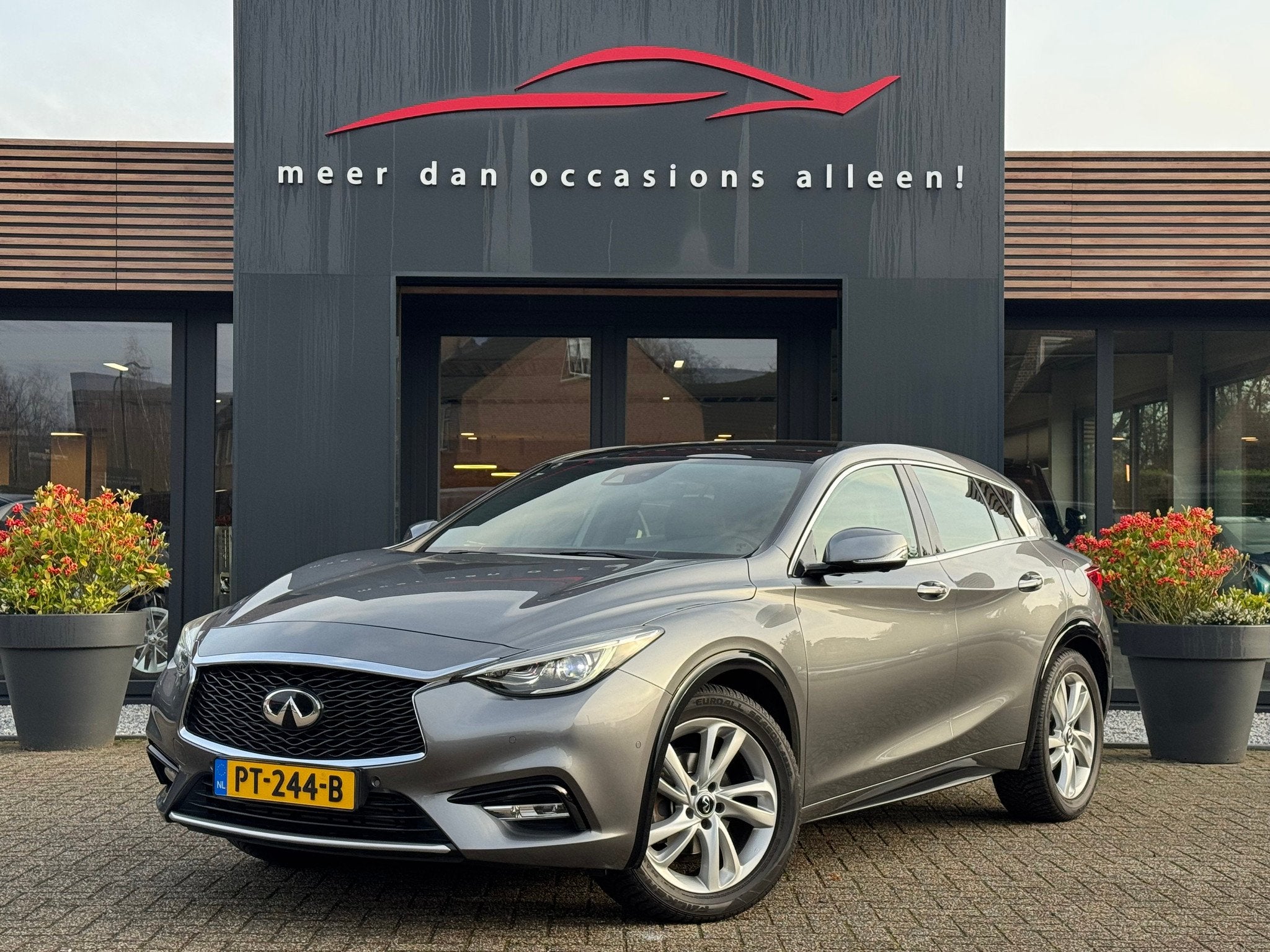 Infiniti Q30 1.6t 115kW Luxe (bj 2016, automaat), Auto's, Automaat, 12 maanden, Gebruikt, Bedrijf