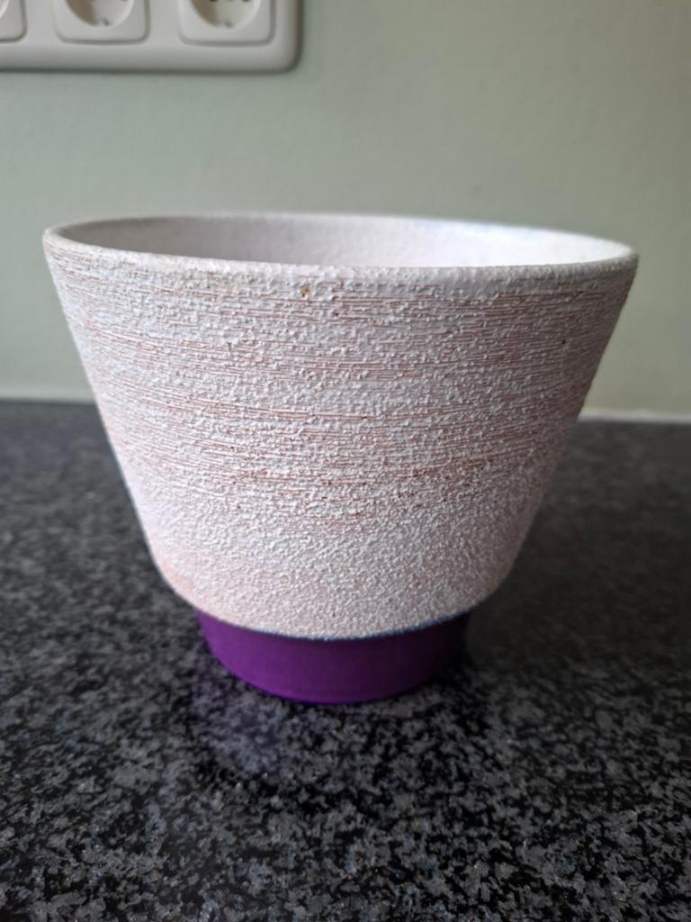 Grote vintage bloempot wit/paars 14cm h Ø 16,5cm, Tuin en Terras, Bloempotten, Zo goed als nieuw, Aardewerk, Binnen, Minder dan 40 cm