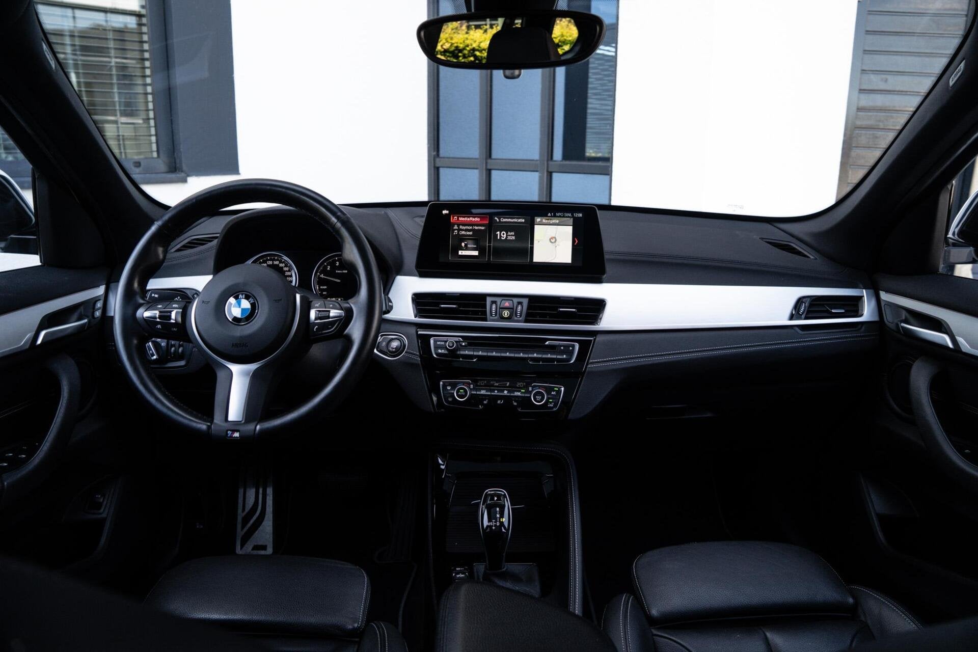 Foto 2 van BMW X1 sDrive18i M-Sport PANO / HUD / CAMERA