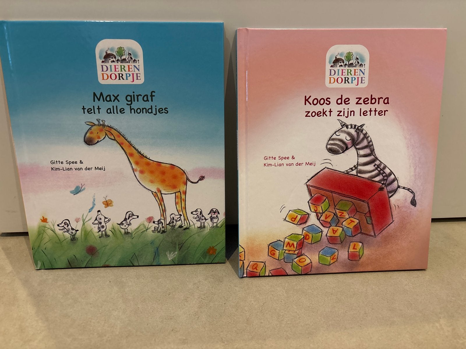 Dieren Dorpje Boekenset: Max Giraf & Koos Zebra, Ophalen of Verzenden, Zo goed als nieuw, 2 tot 3 jaar