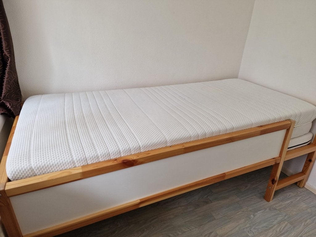 Te Koop; IKEA KURA Bed 90x200, Ophalen, 85 tot 100 cm, Hoogslaper of Stapelbed, Zo goed als nieuw
