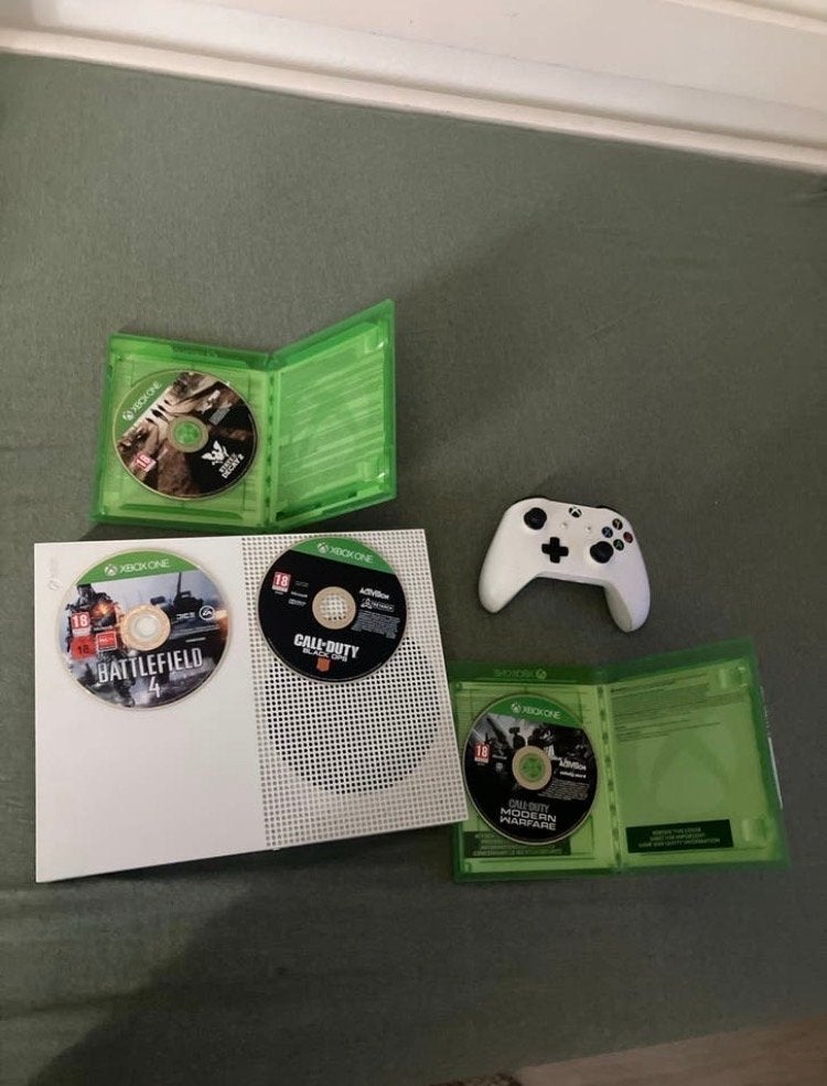 Xbox One S met controller en 3 games, Spelcomputers en Games, Spelcomputers | Xbox One, Xbox One S, Ophalen of Verzenden, Met 1 controller