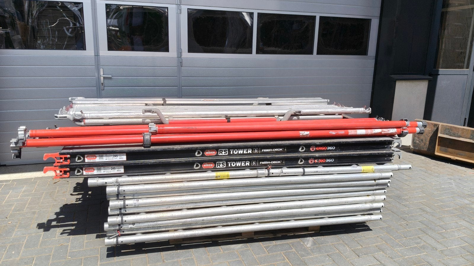 Altrex Fiberdeck RS5 rolsteiger 135x245 cm 10.2 m werkhoogte, Ophalen, Rolsteiger of Kamersteiger, 5 meter of hoger