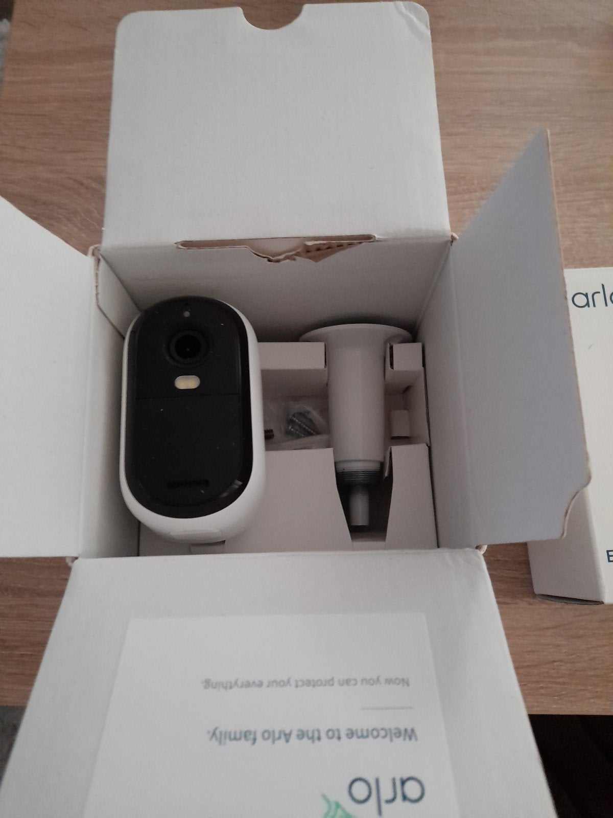 Arlo Essential Outdoor Camera met zonnepaneel, Audio, Tv en Foto, Ophalen of Verzenden, Zo goed als nieuw, Buitencamera
