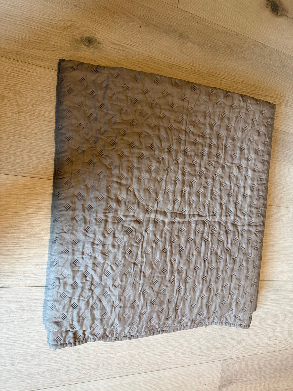Mooie grijze sprei met patroon 200x220 als nieuw, Overige materialen, Tweepersoons, Ophalen of Verzenden, Zo goed als nieuw