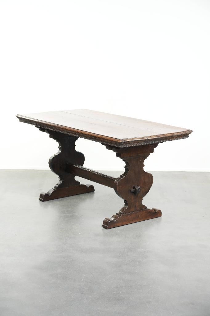Italiaanse eettafel uit de 16 eeuw gemaakt van notenhout, Huis en Inrichting, Tafels | Eettafels, Ophalen, Gebruikt, ., Klassiek