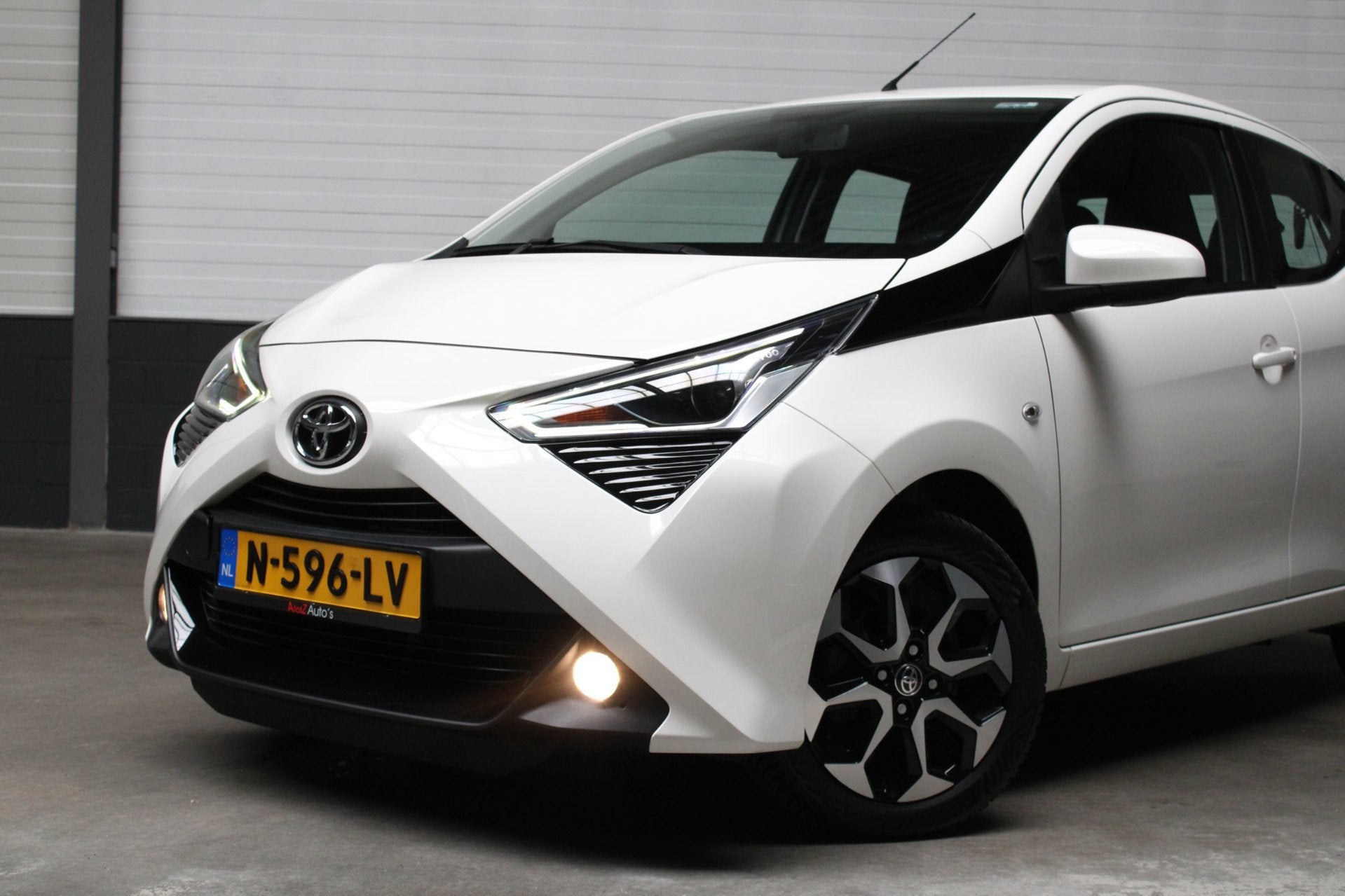 Toyota Aygo 1.0 VVT-i X-Play Airco Camera LMV, Voorwielaandrijving, Gebruikt, Met garantie (alle), Wit