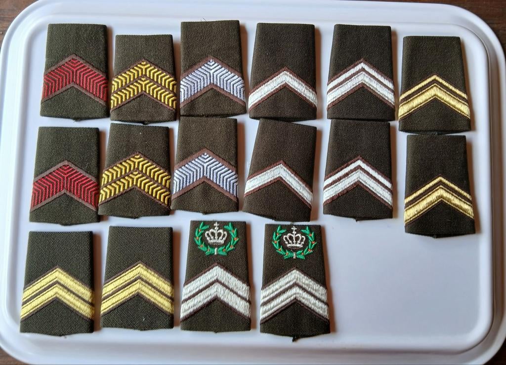 8 setjes schuifpassanten voor jas DT 63, Verzamelen, Ophalen of Verzenden, Landmacht, Nederland