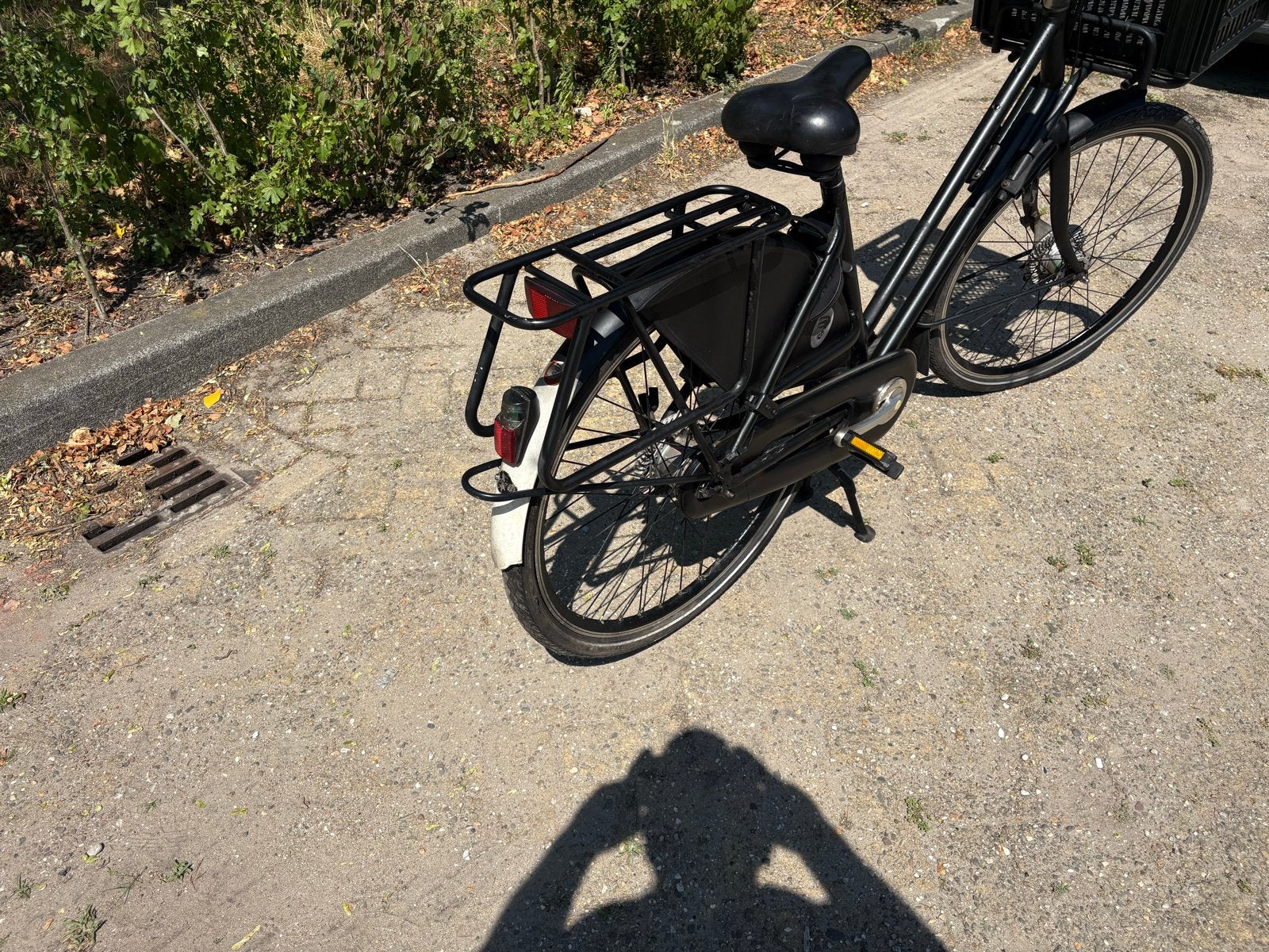 Zwarte transportfiets met krat en bagagedrager, Velgrem, Versnellingen, Ophalen, Overige merken