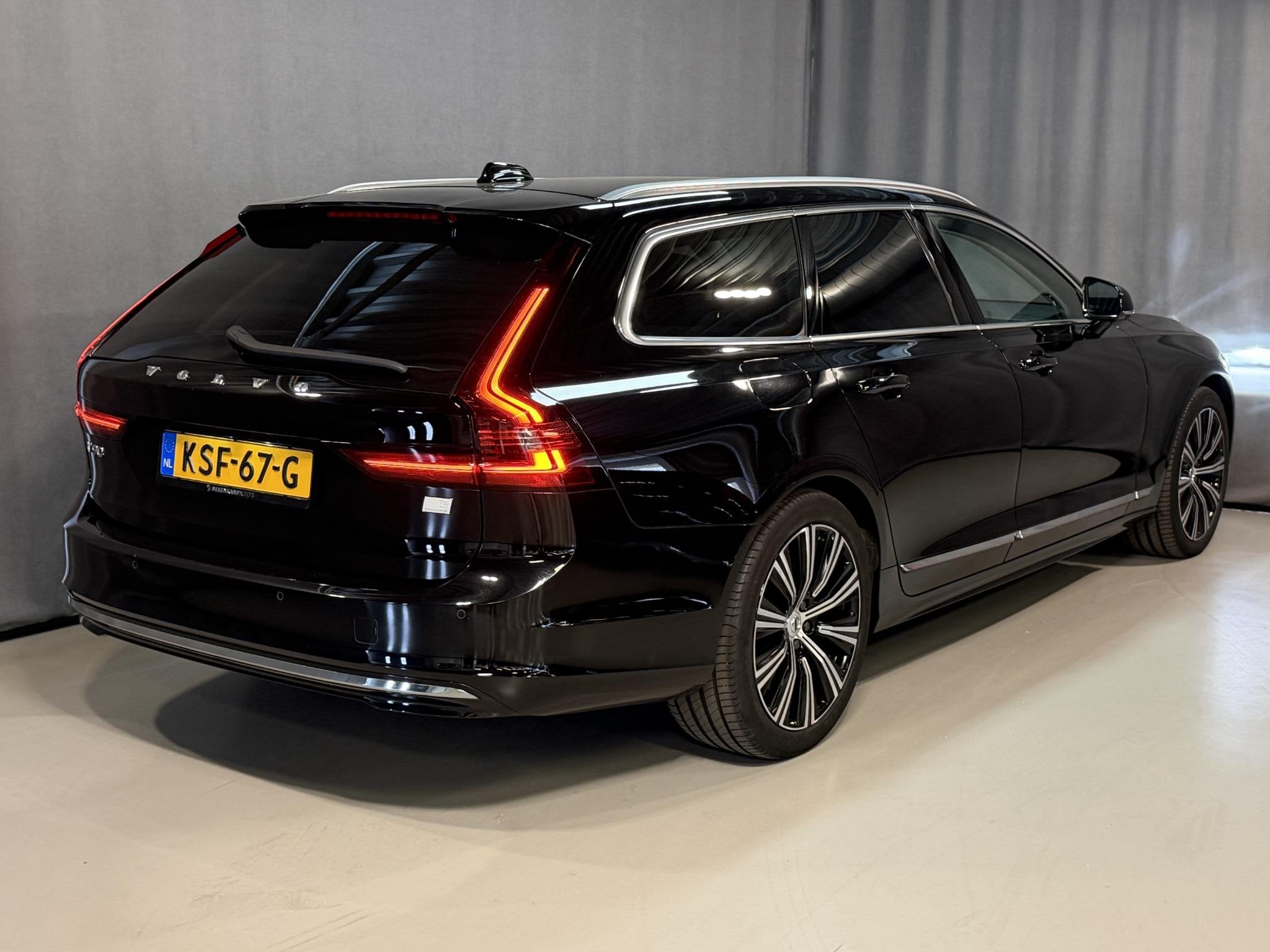 Volvo V90 2.0 T6 PHEV AWD Plus Bright 19"/Leder + memory l +, Automaat, Dealer onderhouden, 4 cilinders, 1969 cc