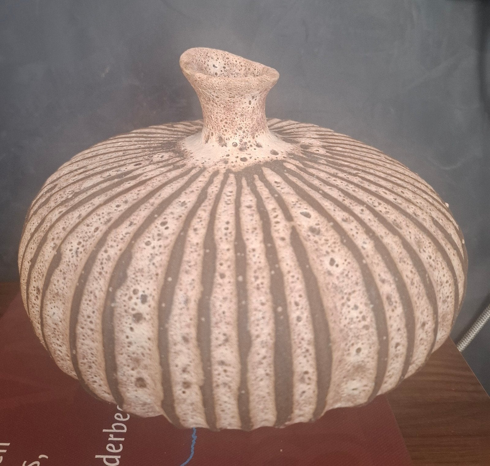 Bruin beige Deco Vaas Nevano van keramiek, Vaas, 18 cm, Ophalen of Verzenden, Steen/keramiek