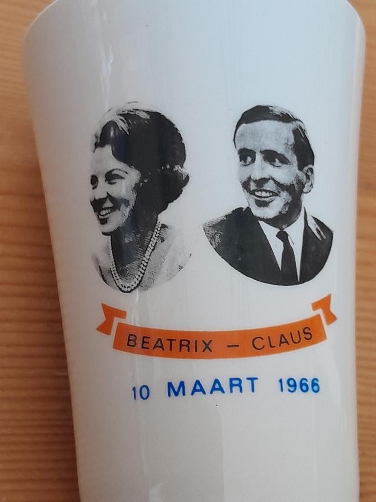 Beker tgv verloving Beatrix Claus 1966, Ophalen of Verzenden, Zo goed als nieuw, Servies