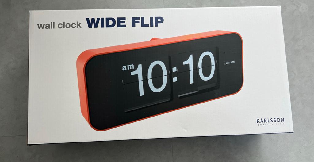 Karlsson Wide Flip Wandklok - Oranje/Zwart, Ophalen of Verzenden, Nieuw, Analoog, Wandklok