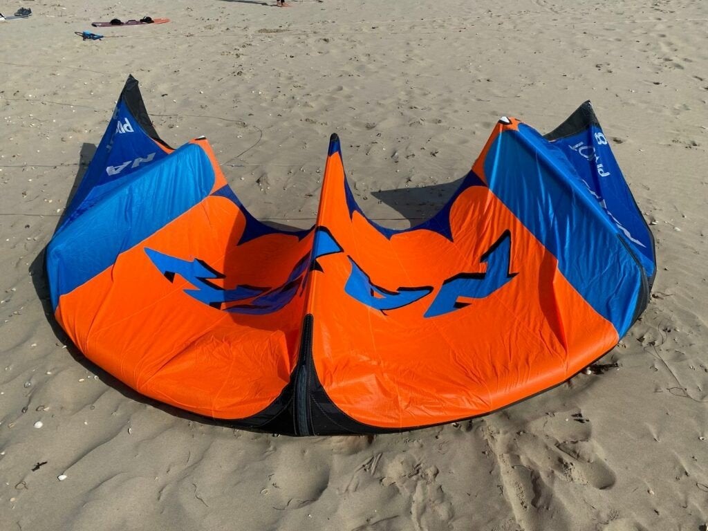Naish Pivot 10m met bar, Watersport en Boten, Kitesurfen, Kitesurf-set, 10 m², Geen board, Ophalen of Verzenden