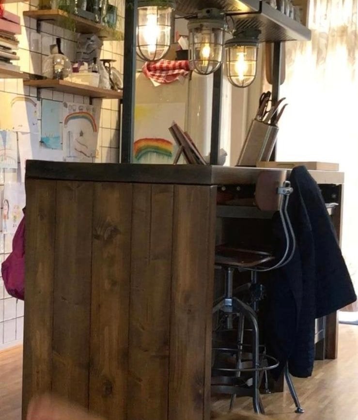 Industriële Bartafel met Plafondrek en Verlichting, Ophalen, Gebruikt