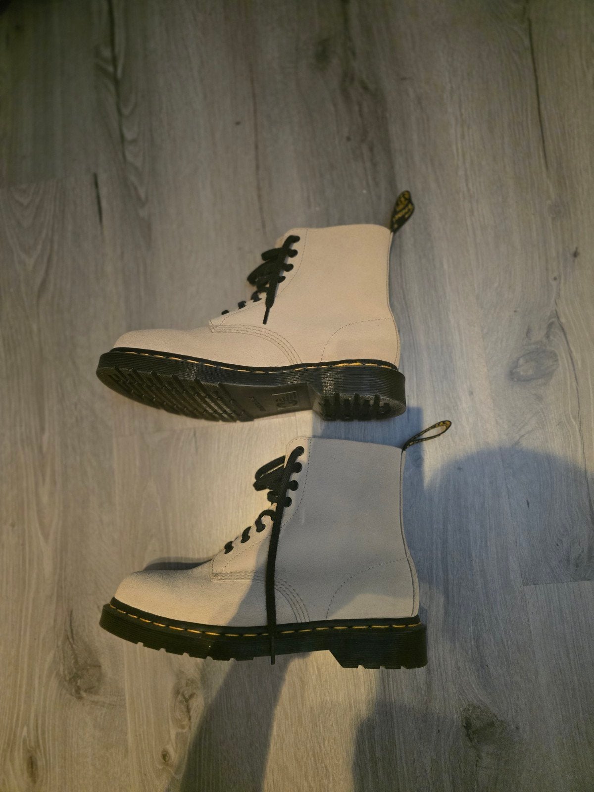 Dr. Martens 1460 Pascal suède laarzen - Zo goed als nieuw, Beige, Lage of Enkellaarzen, Ophalen of Verzenden, Dr. Martens