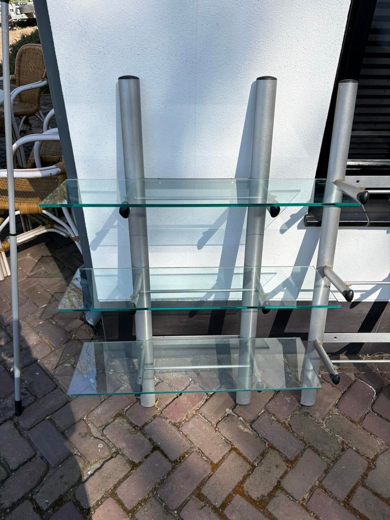 Wandrekken met glazen planken, Ophalen