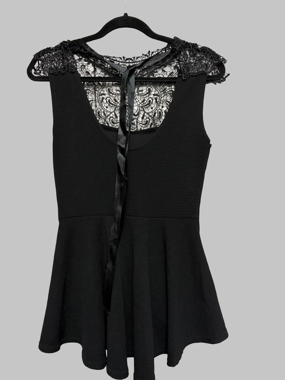 Zwart peplum topje met kanten details, Kleding | Dames, Tops, Verzenden, Zo goed als nieuw, Maat 36 (S), Zwart