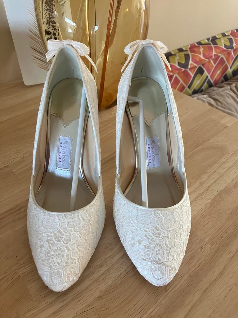 Rainbow Couture bruidsschoenen met kant en strik, Ophalen of Verzenden, Zo goed als nieuw, Beige, Pumps