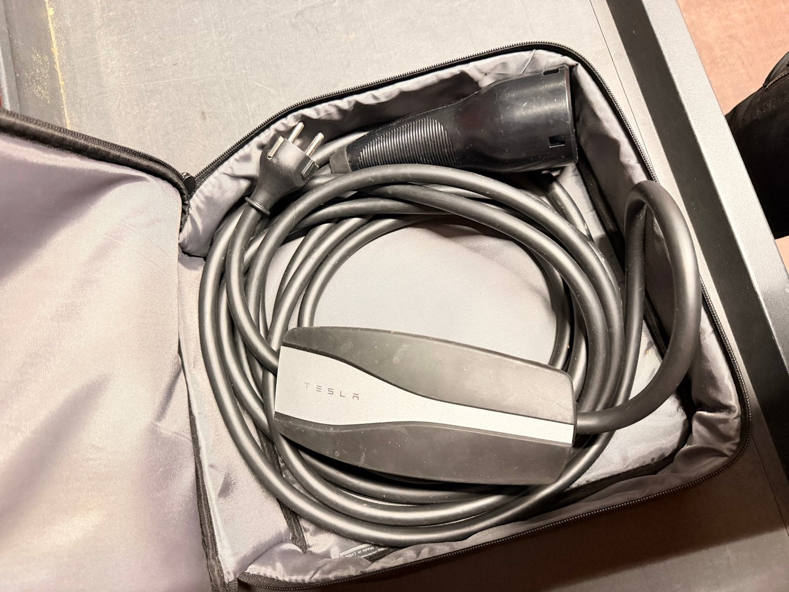 Foto 3 van Tesla Mobile Connector Gen 2 - Universeel Laadkabel