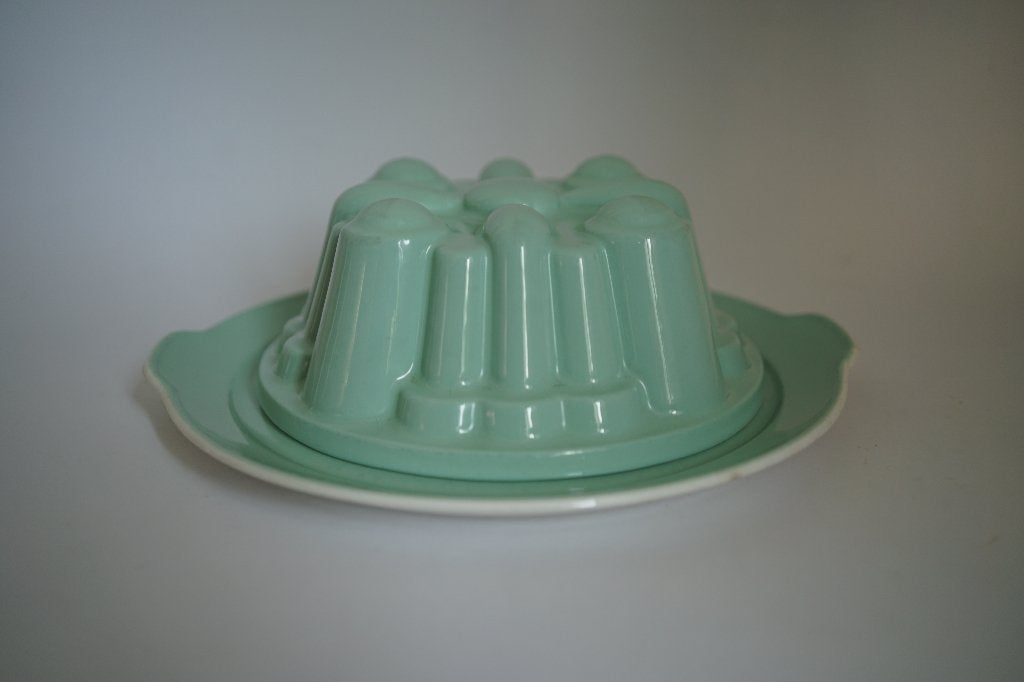 pastel groene puddingvorm + onderschaal Regout Maastricht, Ophalen of Verzenden