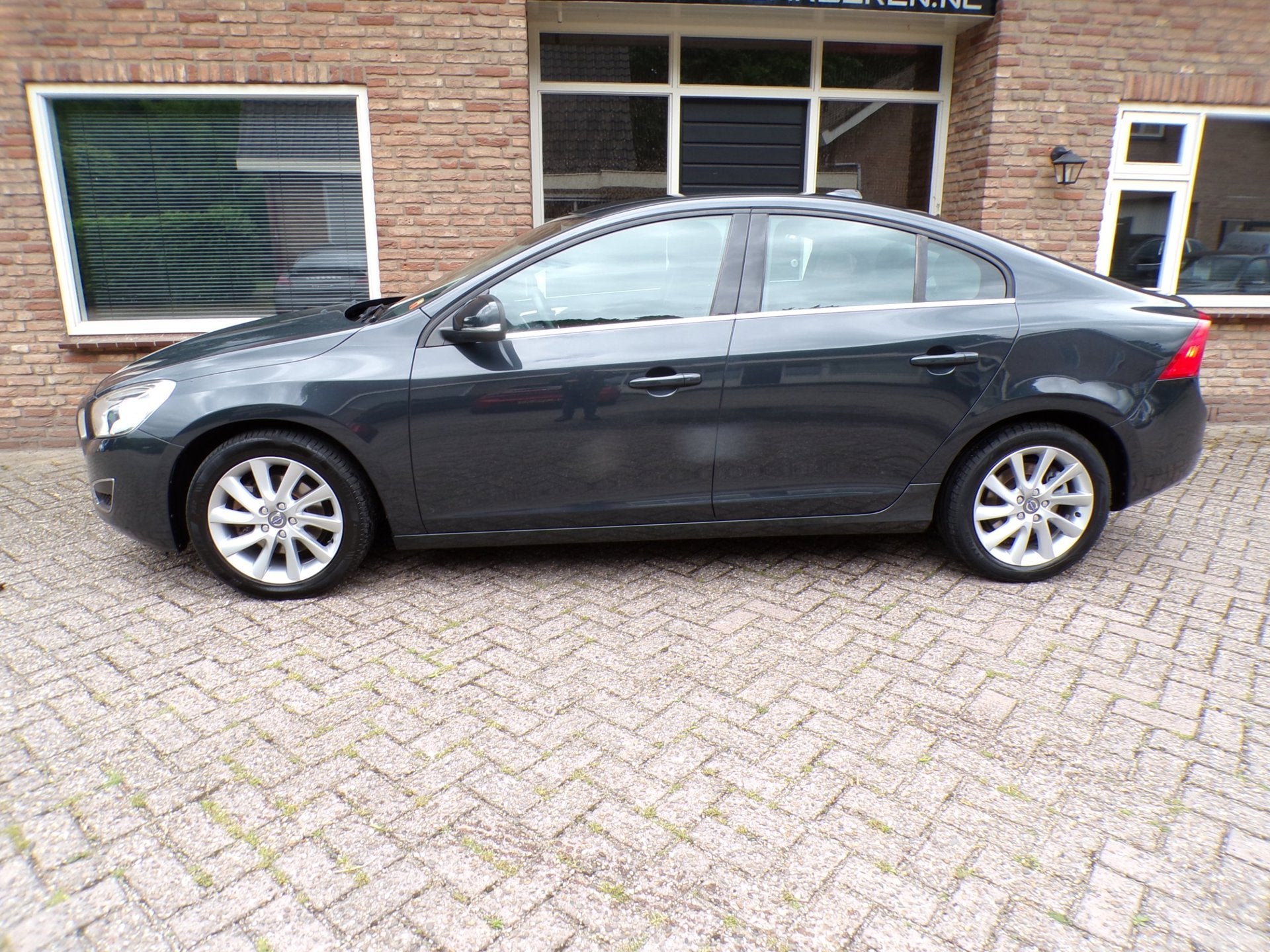Volvo S60 1.6 T4 Kinetic Automaat, Stof, Gebruikt, Zwart, 4 cilinders