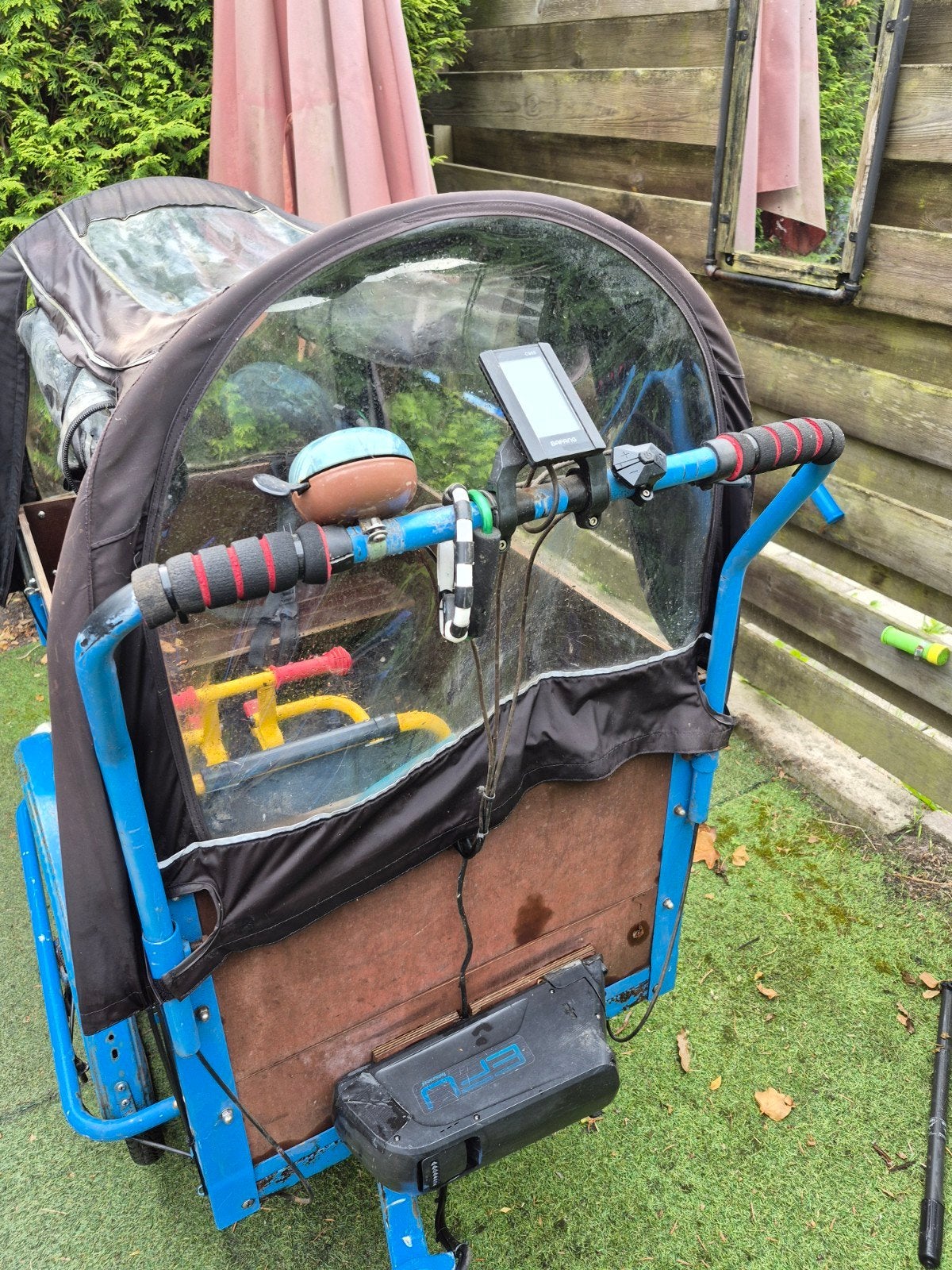 Elektrische bakfiets met huif en zitjes, Ophalen, Gebruikt, 4 kinderen of meer, Huif