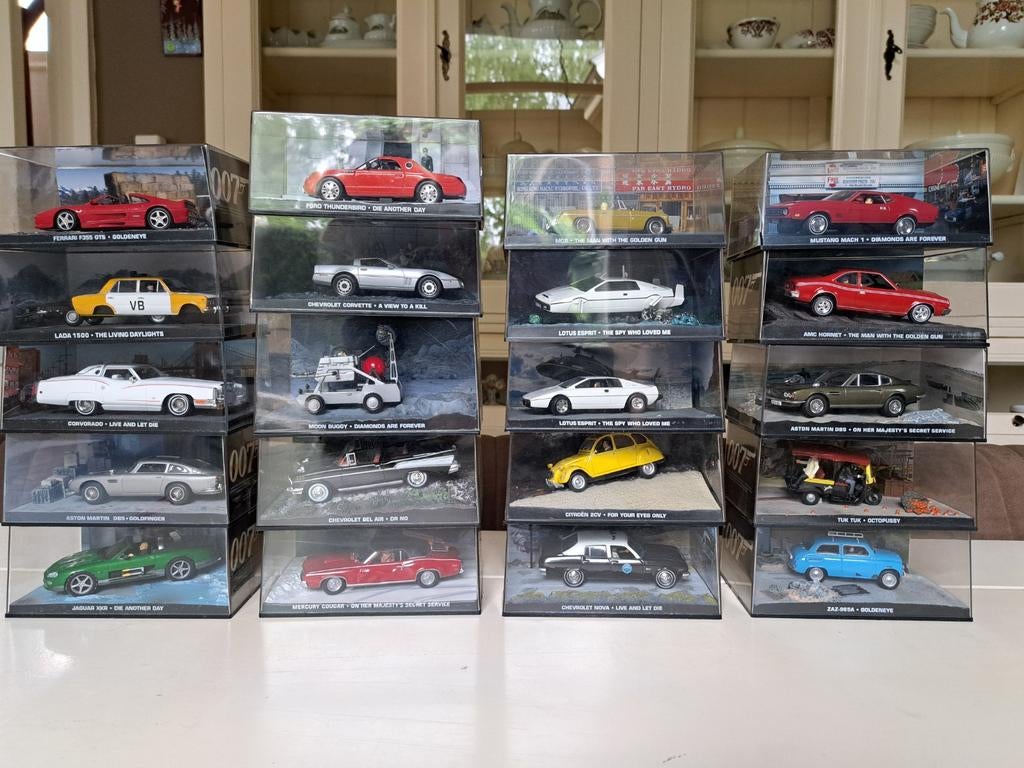 James Bond Auto Collectie  incl magazine,45 Stuks in Vitrine, Ophalen of Verzenden, Zo goed als nieuw, Auto, Overige merken