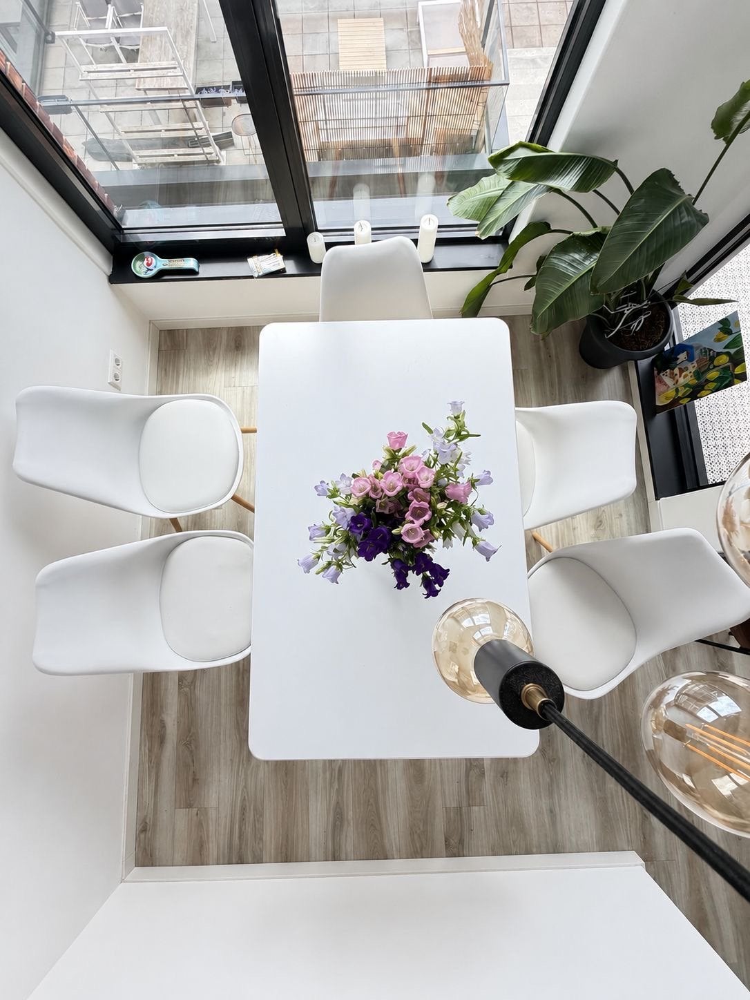 Witte eettafel met 4 stoelen - Modern design, Wit, Ophalen of Verzenden, Zo goed als nieuw, Vijf, Zes of meer stoelen