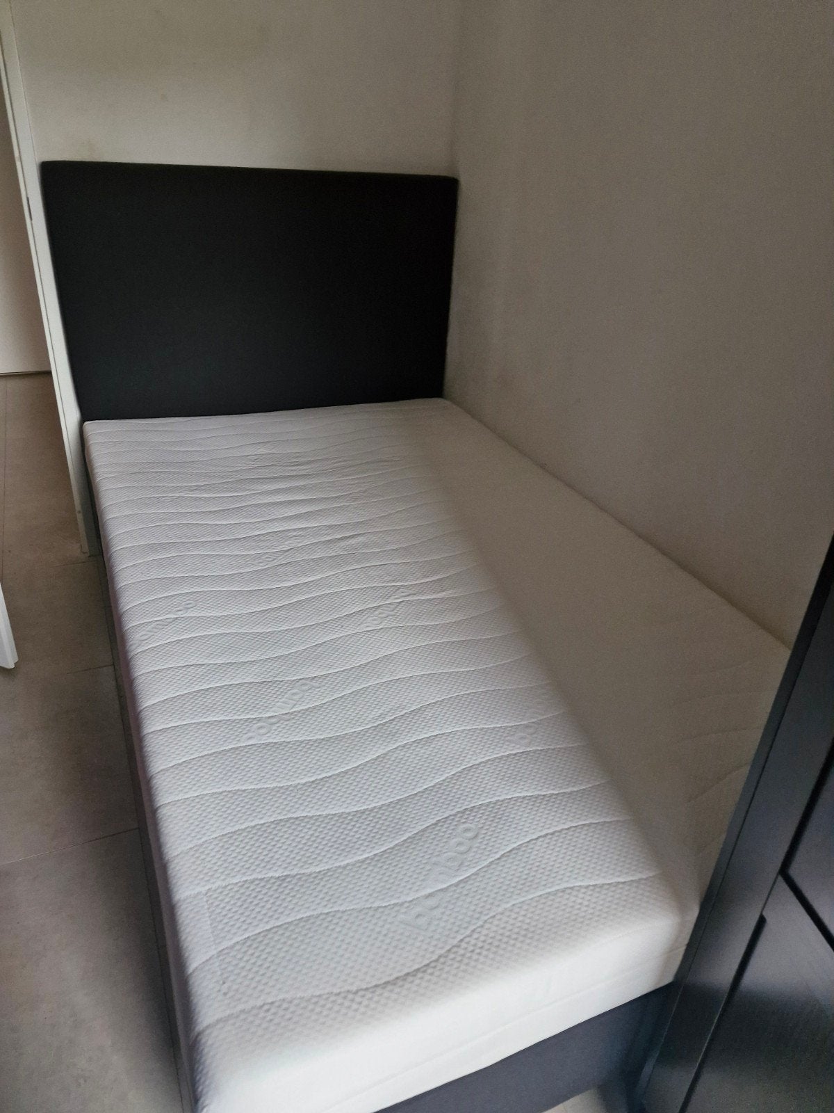 boxspring twijfelaar 140x200, Huis en Inrichting, Slaapkamer | Boxsprings, Zo goed als nieuw, Twijfelaar, 200 cm, Grijs