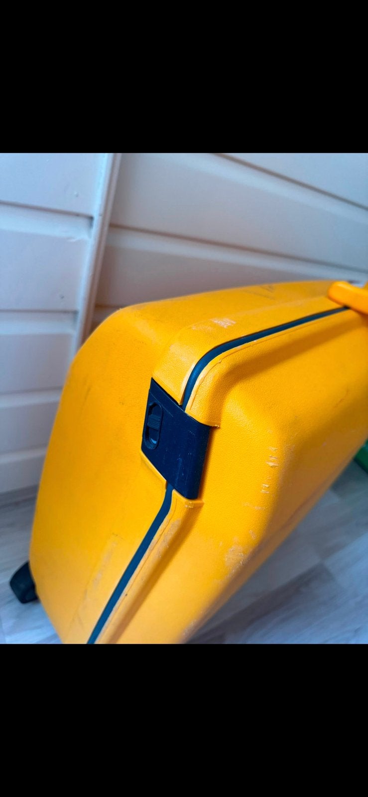 Grote knalgele Samsonite koffer met slot en 2 wieltjes, Gebruikt, Hard kunststof, 45 tot 55 cm, Slot