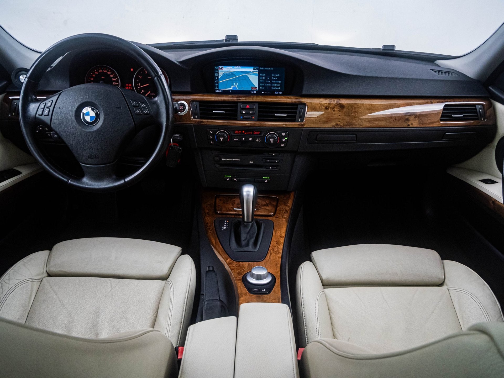 BMW 3-serie 325i Dynamic Executive Pano|Clima|Cruise|PDC!, Auto's, Achterwielaandrijving, Gebruikt, Beige, 2497 cc