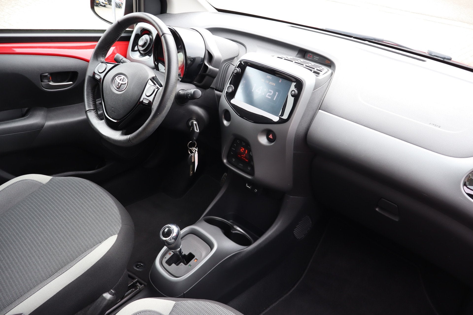 Toyota Aygo 1.0 VVT-i x-joy Automaat Nederlandse auto/Apple, Auto's, Stof, Gebruikt, 4 stoelen, Origineel Nederlands