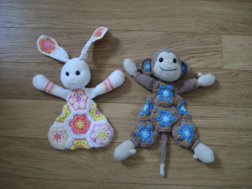 2 gehaakte knuffels: bruine aap + wit konijn circa 30 cm, Overige merken, Overige karakters, Ophalen of Verzenden, Zo goed als nieuw
