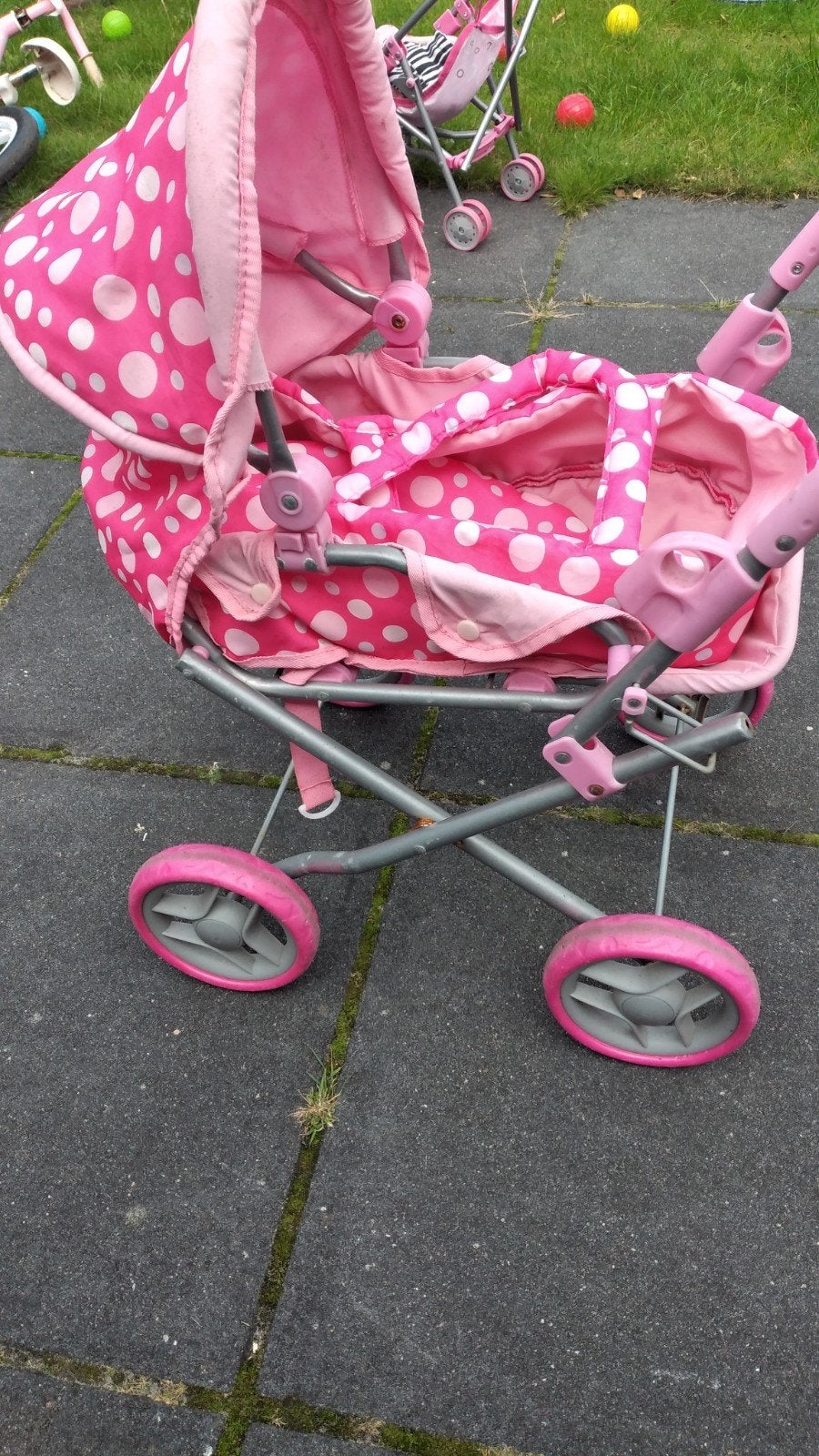 Roze poppenwagen met stippen, Ophalen