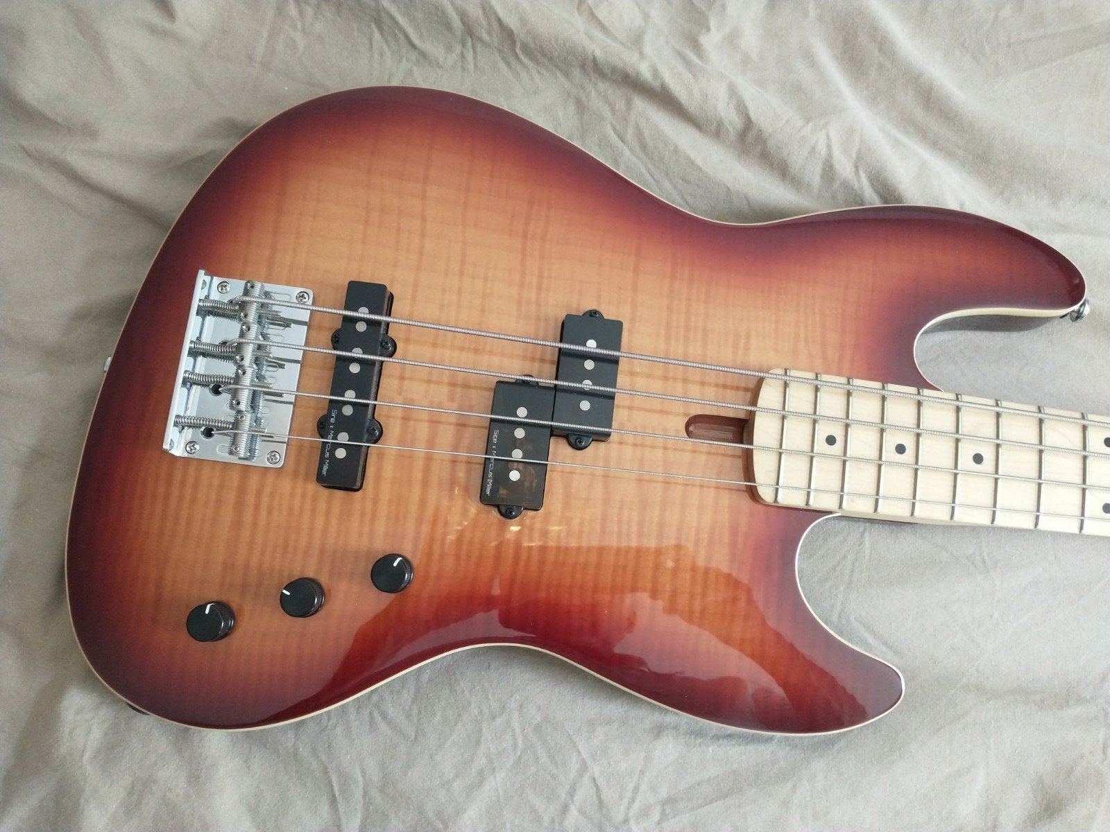 Sire U5 shortscale basgitaar z.g.a.n., Muziek en Instrumenten, Snaarinstrumenten | Gitaren | Bas, Ophalen of Verzenden, Zo goed als nieuw