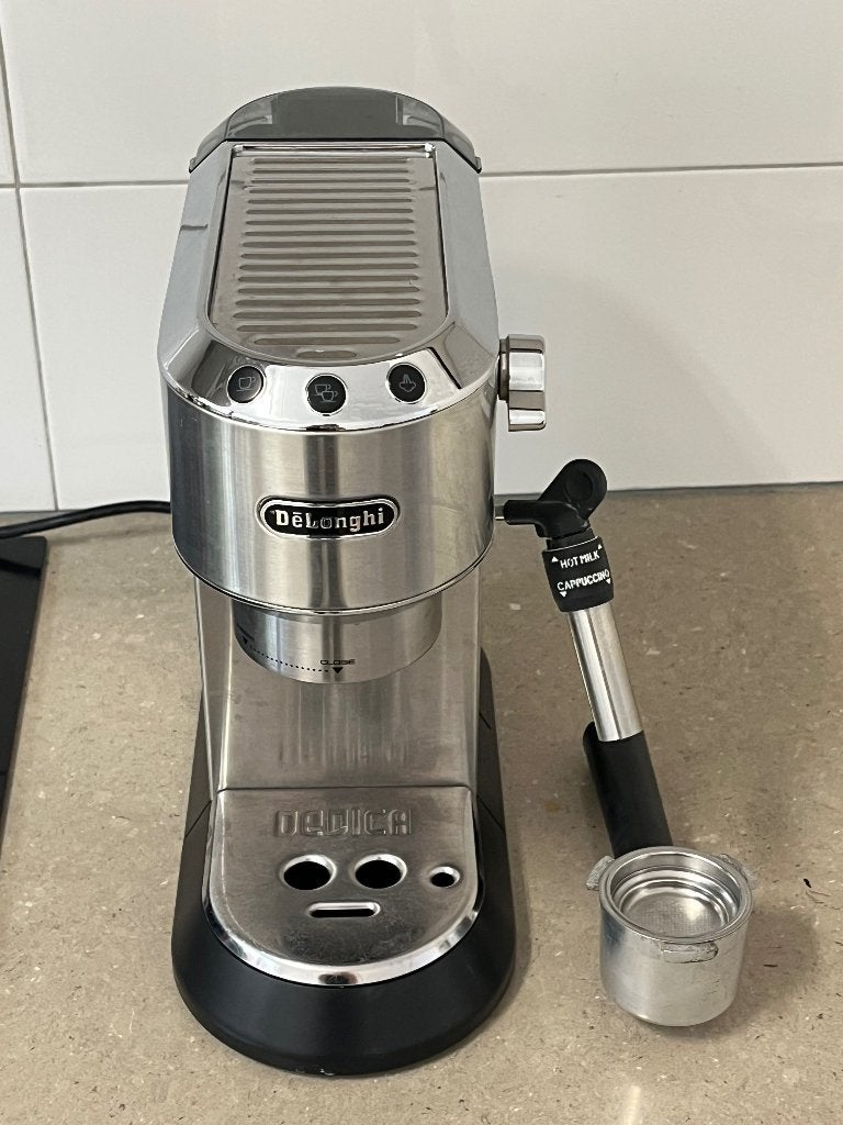 Delonghi dedica ec685 m koffieaparaat esspresso machine, Gebruikt, Espresso apparaat, Ophalen of Verzenden, 1 kopje