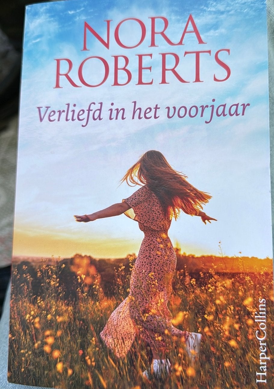 Nora Roberts - Verliefd in het voorjaar (Special), Ophalen of Verzenden, Zo goed als nieuw, Nora Roberts