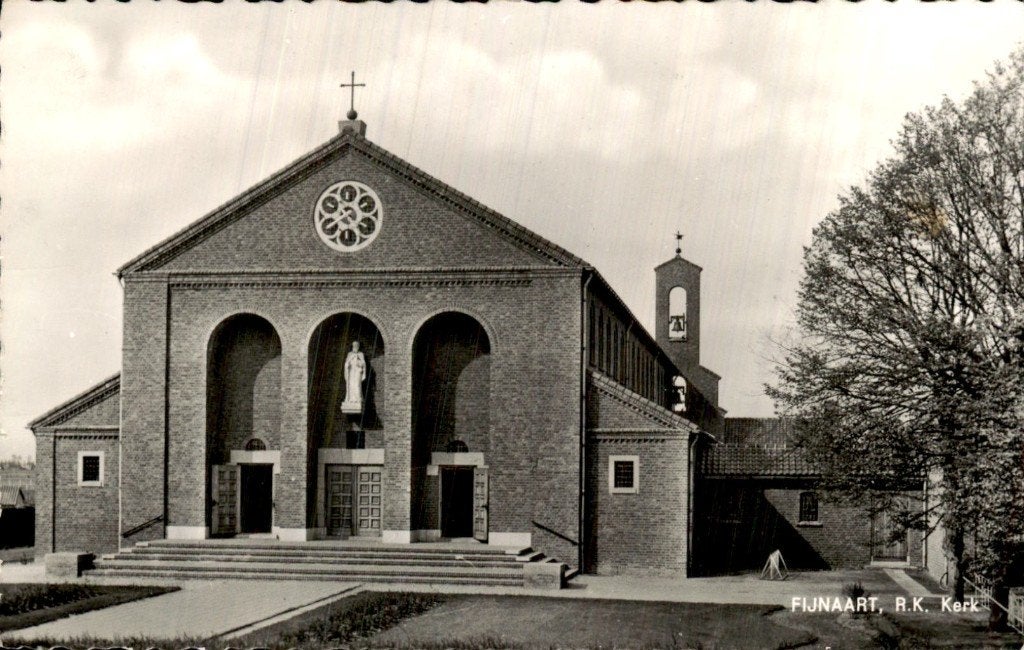 Fijnaart - R.K. Kerk - Voorgevel, Ophalen of Verzenden, 1940 tot 1960, Gelopen, Noord-Brabant