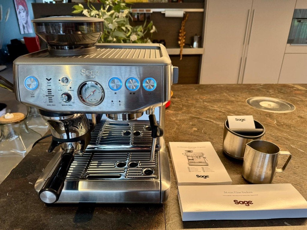 Sage Barista Express Impress RVS + Knock Box. Pas 2 mnd oud, Espresso apparaat, 10 kopjes of meer, Zo goed als nieuw, Afneembaar waterreservoir