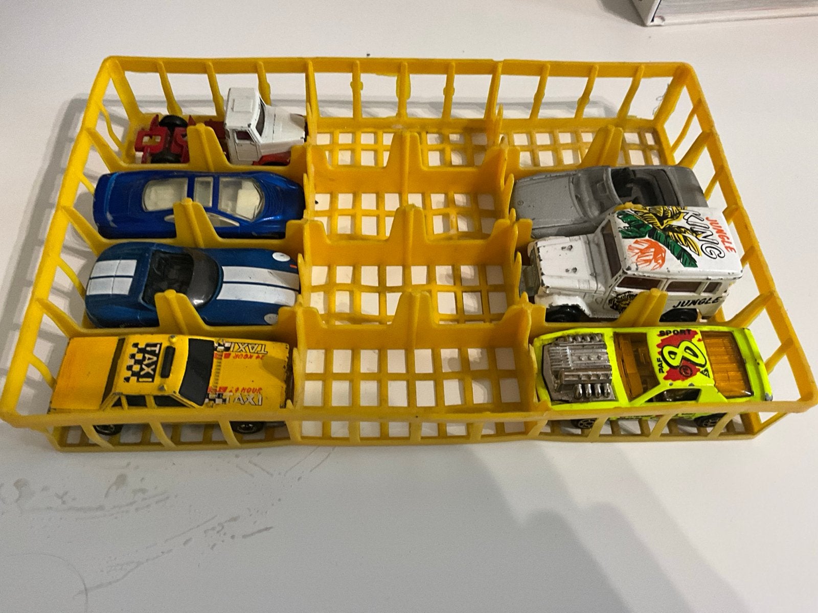 Set van 7 speelgoedauto's met opbergrek, Ophalen of Verzenden, Gebruikt