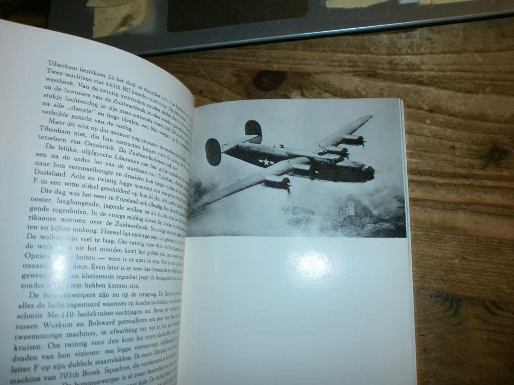 luchtoorlog boven zuidwest friesland 40-45 met fotos, Boeken, Oorlog en Militair, Ophalen of Verzenden, Tweede Wereldoorlog, Gelezen