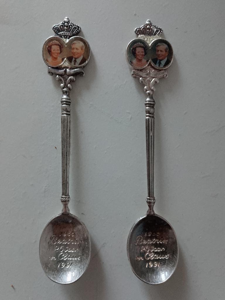 verzilverde herdenkingslepeltjes Beatrix, Claus huwelijk., Verzamelen, Koninklijk Huis en Royalty, Zo goed als nieuw, Speld(je) of Lepel(tje)