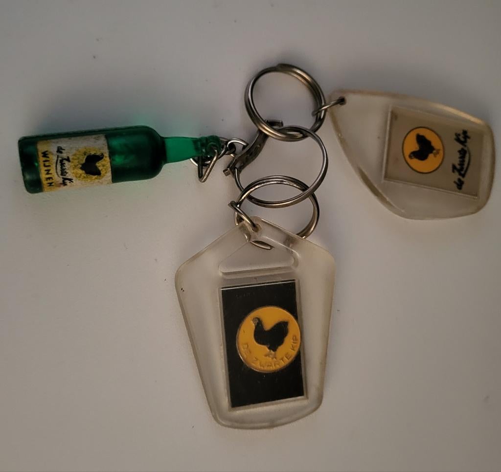 Sleutelhanger De Zwarte Kip Wijnfles en Logo's, Verzamelen, Sleutelhangers, Ophalen of Verzenden, Gebruikt, Overige typen