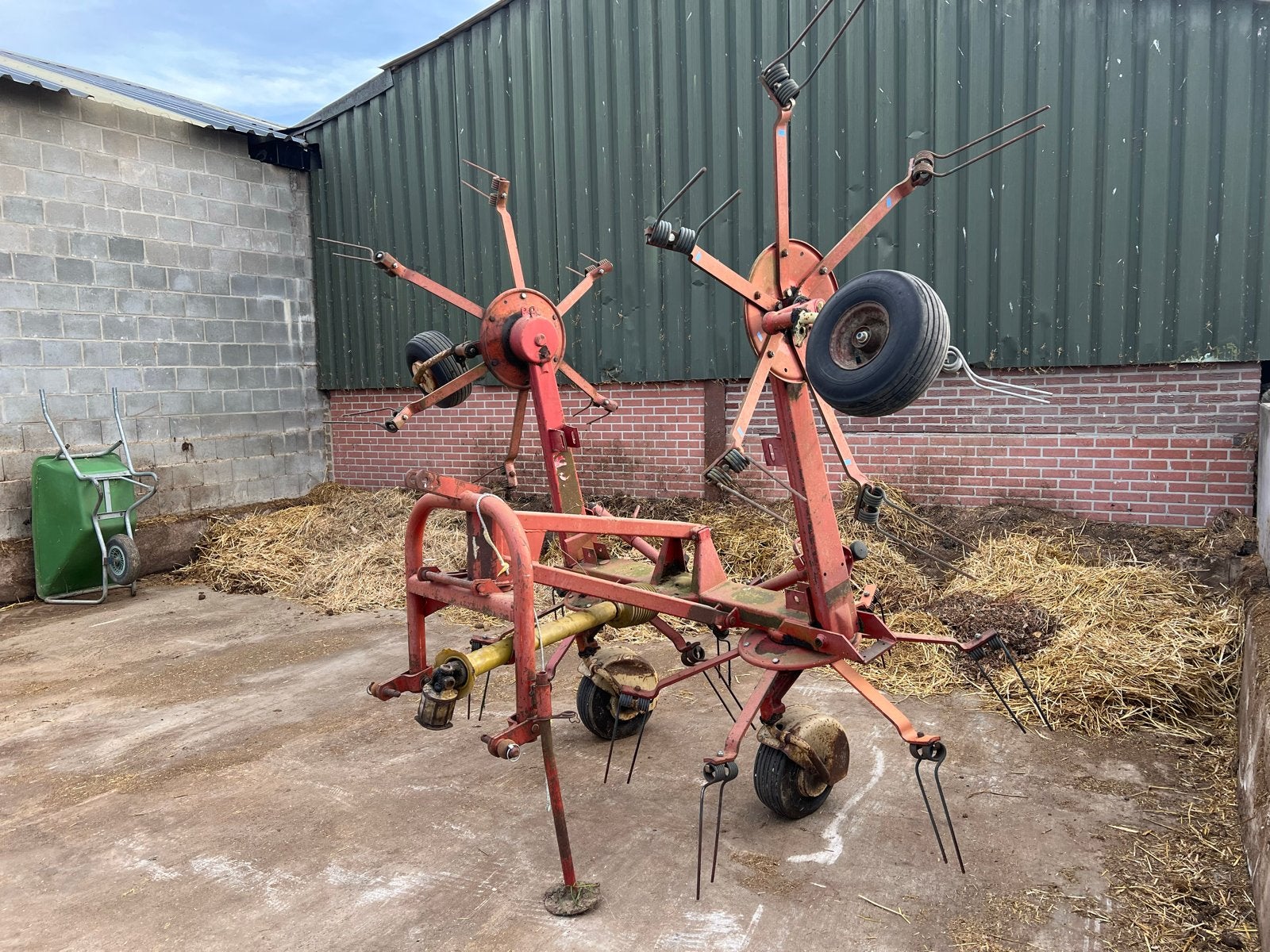 Goed onderhouden Vicon hooischudder met schuintestelling, Ophalen, Veehouderij, Weidebouw