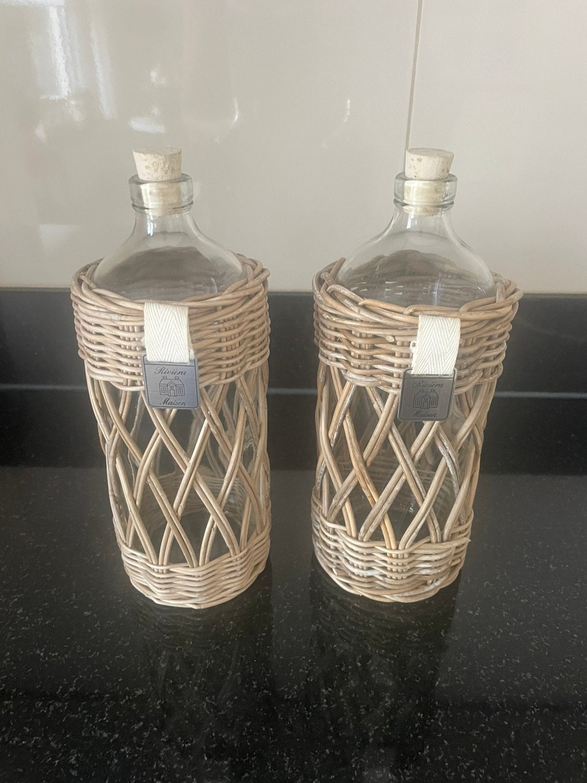 Riviera Maison rattan flessen/ per stuk €12,50, Huis en Inrichting, Woonaccessoires | Overige, Ophalen of Verzenden, Zo goed als nieuw