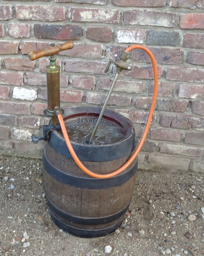 oud biervat met pomp , ook lossen vaten biervaten wijnvaten, Ophalen