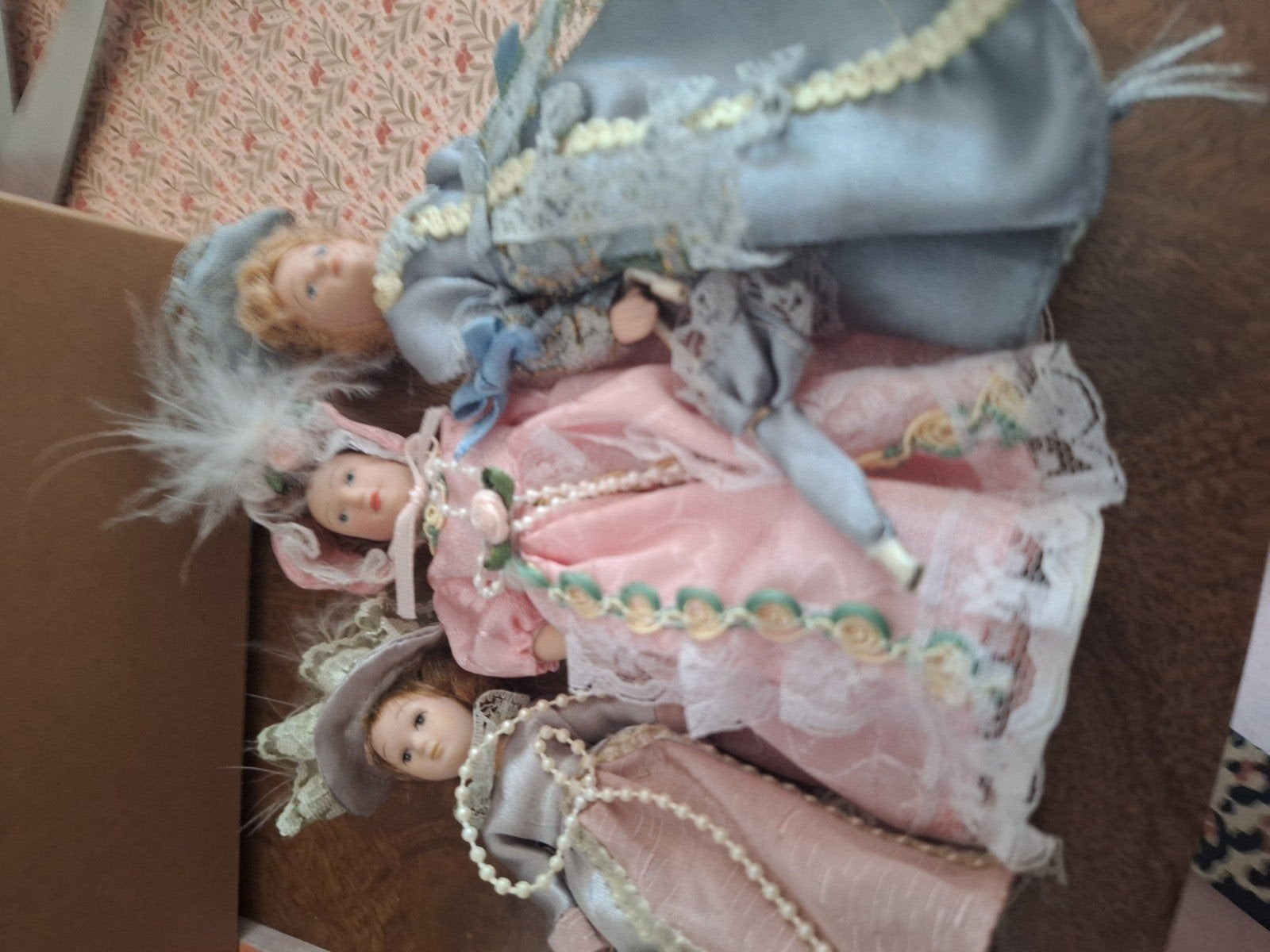 Miniatuur poppenhuis meubels en poppen set, Ophalen of Verzenden, Gebruikt, Overige typen