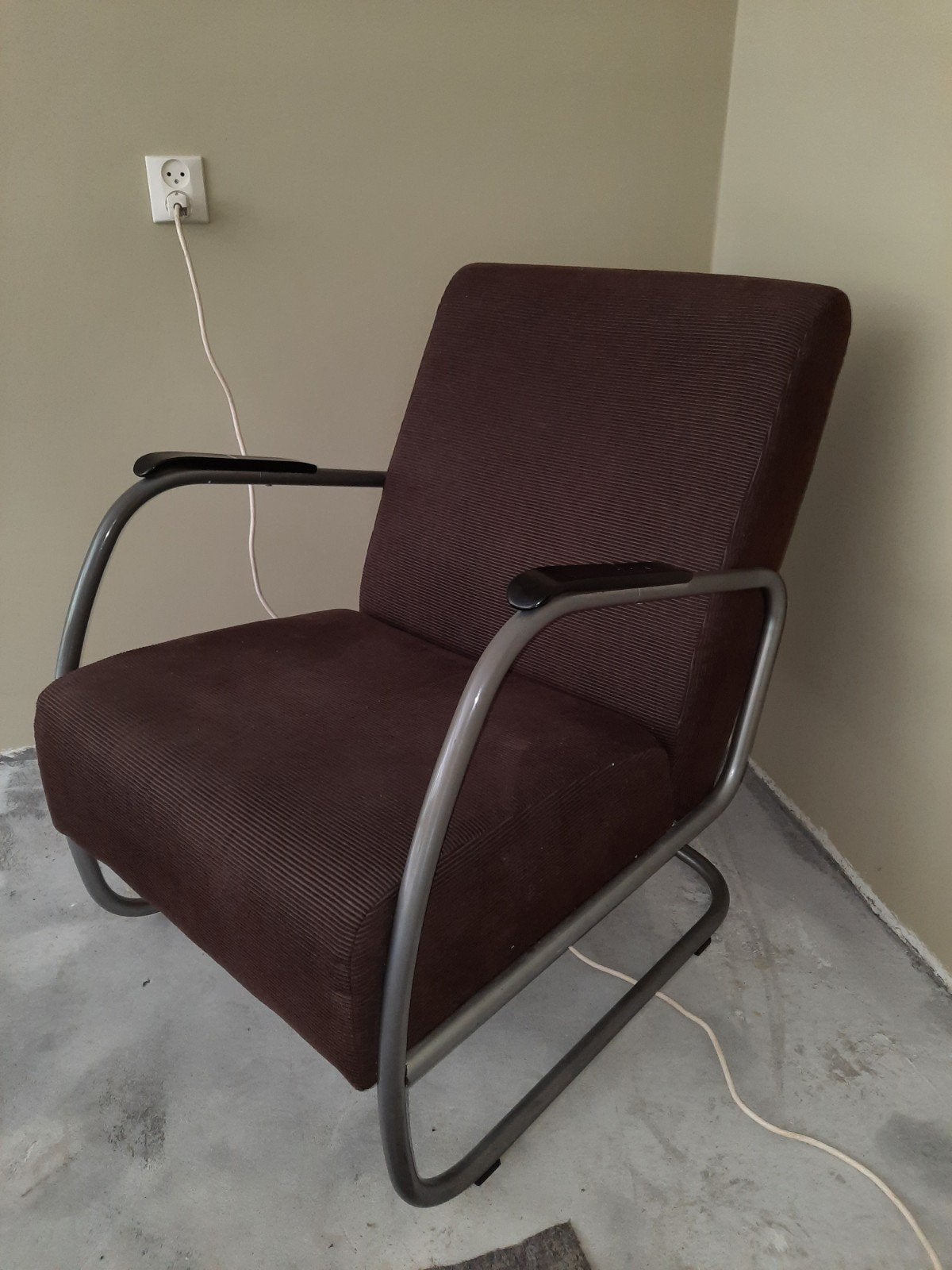 Bruine fauteuil met buisframe, Huis en Inrichting, Fauteuils, Ophalen, Gebruikt, Modern, Industrieel, Minder dan 75 cm
